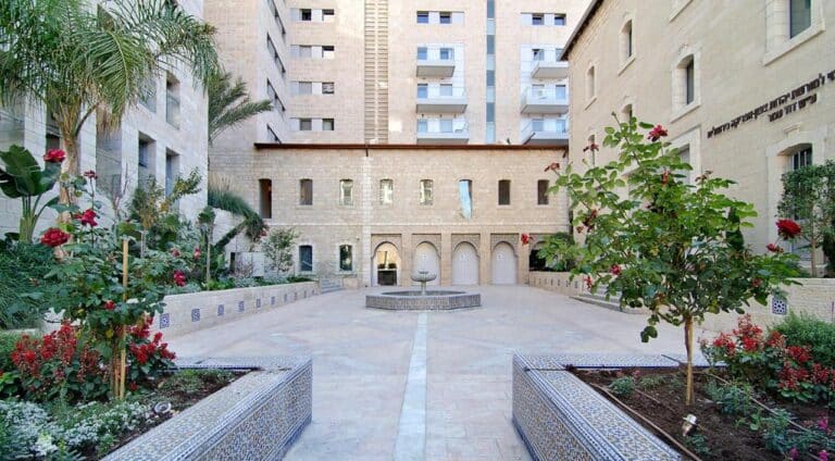 Art Apartment In Mamila